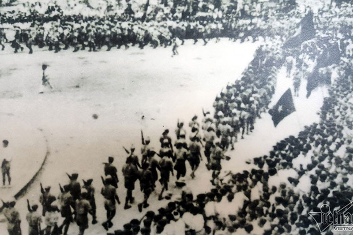 Đoàn Giải phóng quân Việt Bắc về duyệt binh ở quảng trường Nhà hát lớn, ngày 28/8/1945.