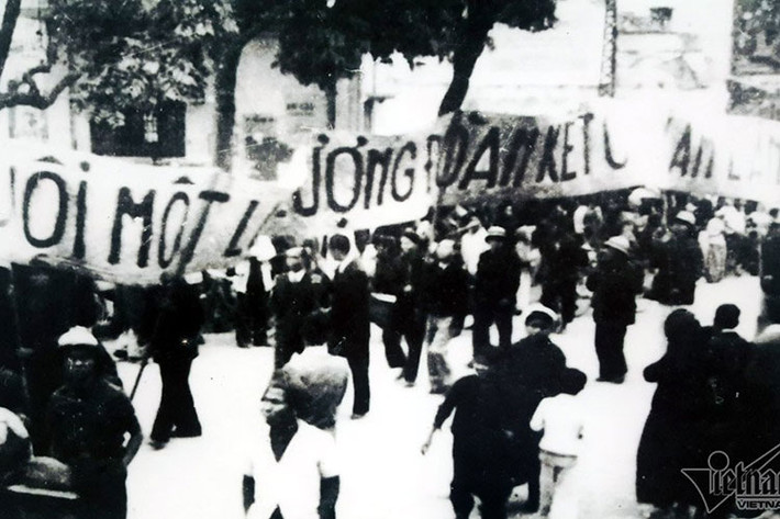 Mít tinh ủng hộ ngày bầu cử Quốc hội 5/1/1946 với khẩu hiệu "Quốc hội - một lực lượng đoàn kết chống xâm lăng".