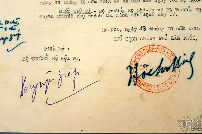 Những bản sắc lệnh đều còn nguyên chữ ký "tươi" của Chủ tịch Hồ Chí Minh và Bộ trưởng Võ Nguyên Giáp.
