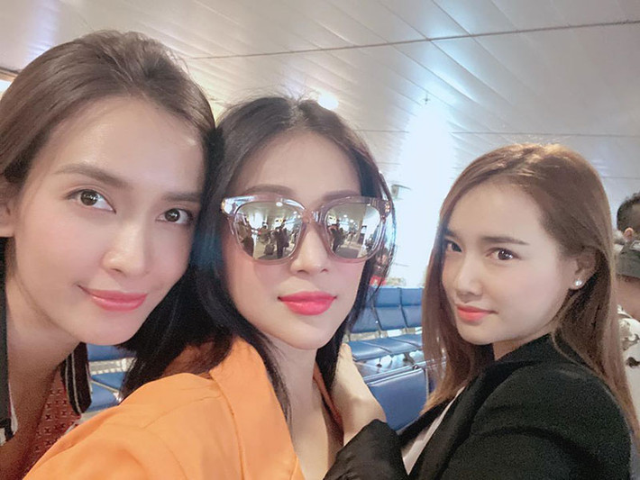 Đám cưới Đông Nhi - Ông Cao Thắng mời 200 nghệ sĩ. Mới nhất, Khả Như, Ái Phương, Nhã Phương cùng có mặt tại sân bay tới Phú Quốc để dự hôn lễ của cặp đôi.
