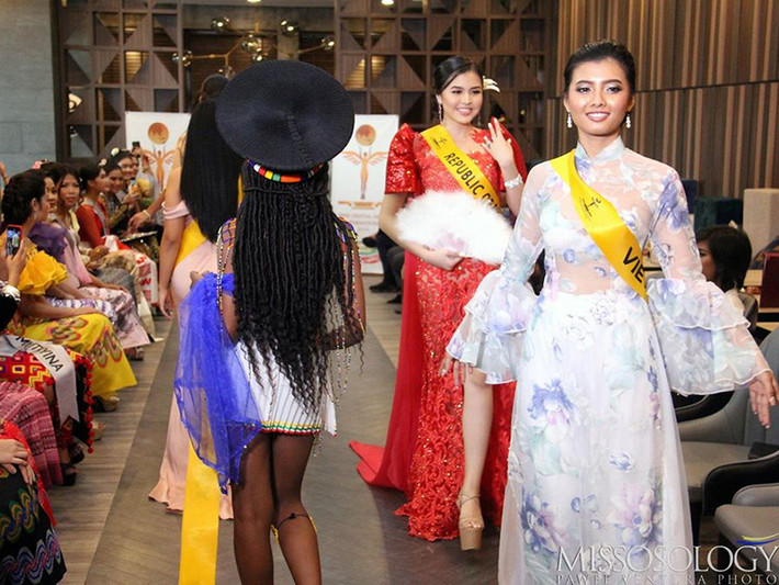 Trước Ngọc Châu, không ít mỹ nhân cũng gây ồn ào vì mặc áo dài thiếu tinh tế. Trường hợp gần đây nhất là Nhã Tiên mặc áo dài không quần trong MV.