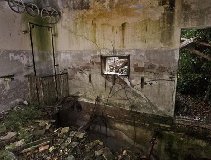 Poveglia là một hòn đảo nhỏ, có diện tích khoảng 6,8ha nằm ở phía Bắc nước Ý. Nơi này hiện không có chủ nhân, lối vào bị cấm nghiêm ngặt và cũng ít ai dám tới, bởi những câu chuyện bí ẩn xung quanh hòn đảo.