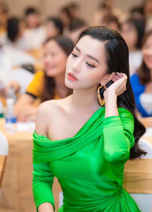 Ồn ào Bích Phương hát nhép hay hát đè vẫn gây tranh cãi trong dư luận.