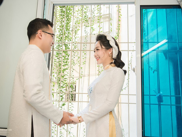 Theo Vietnamnet, chú rể đang làm nghiên cứu tại Đại học Bách Khoa Hà Nội.