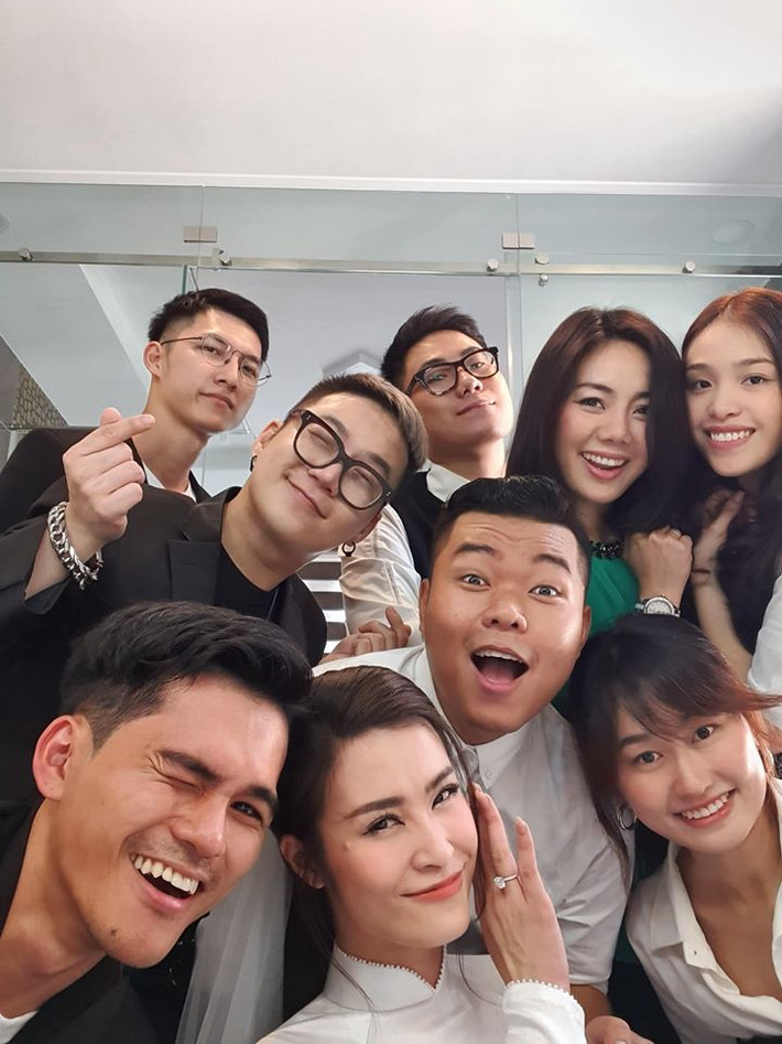 Nữ ca sĩ rạng rỡ bên ê-kíp trước giờ đón dâu.