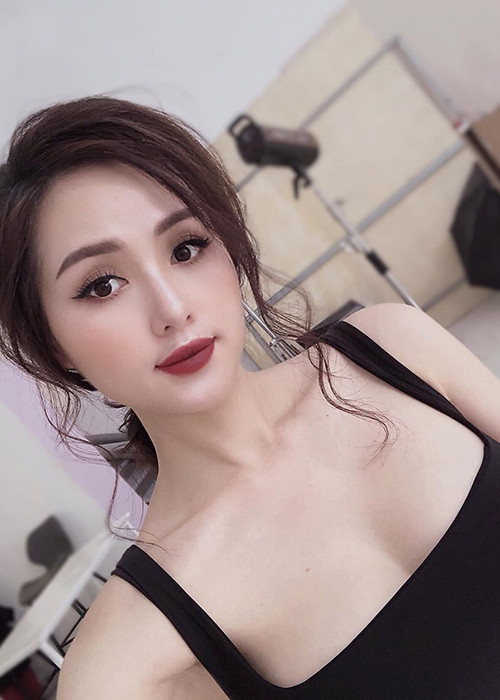 Gần đây, hot girl gốc Hà thành bị nghi phẫu thuật thẩm mỹ do gương mặt có nhiều nét khác lạ như đôi môi tều căng mọng, đôi mắt to.