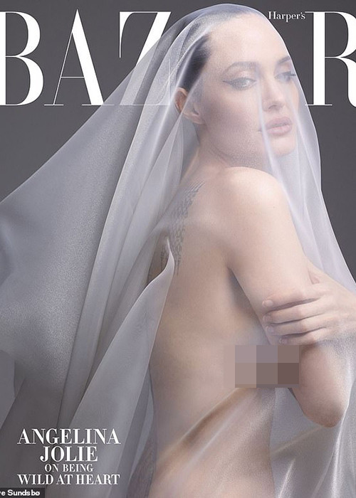 Hình ảnh Angelina Jolie nude trên tạp chí Harper’s Bazaar số tháng 12 được khen ngợi rất nghệ thuật.