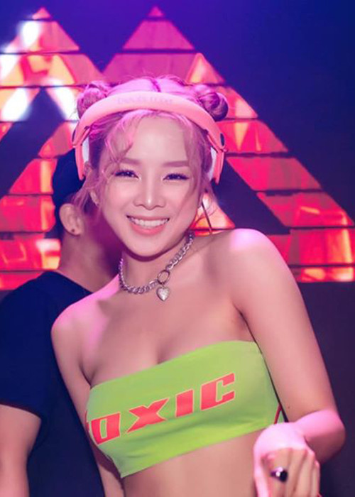 Nữ DJ đảm nhận vai trò hỗ trợ thí sinh cũng như khuấy động không khí chương trình.