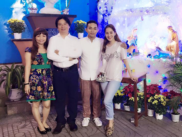 Mỗi lần Khánh Thi làm sai, mẹ chồng của cô luôn góp ý riêng với Phan Hiển để anh nhắc nhở bà xã. Ảnh: Dân Việt