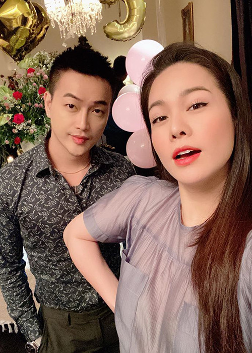 Nữ diễn viên khoe ảnh bên đàn em kèm lời tâm sự: "Đăng tấm hình cho cả thế giới biết chúng ta còn chơi với nhau và đứng gần nhau hơn".