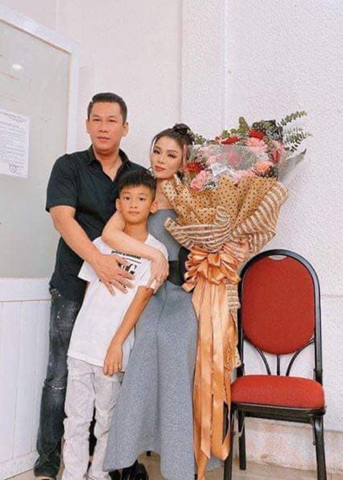 Trả lời trên Thanh Niên, ông xã của Lệ Quyên cho biết, vợ chồng anh chưa ly hôn nhưng ông chủ phòng trà không trả lời về mối quan hệ giữa vợ và một chàng trai lạ mặt.