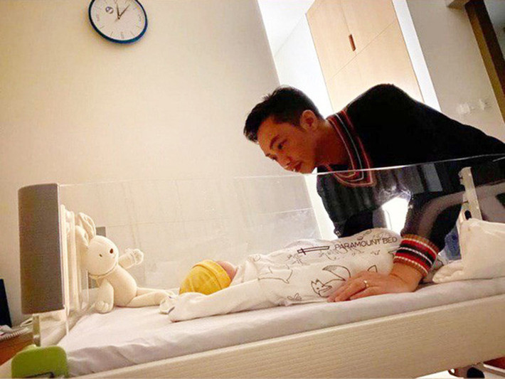 Cường Đô la không thể rời mắt khỏi con gái mới sinh có tên thân mật là Suchin. Nam doanh nhân chào đón con chung với Đàm Thu Trang sau 1 năm tổ chức đám cưới.