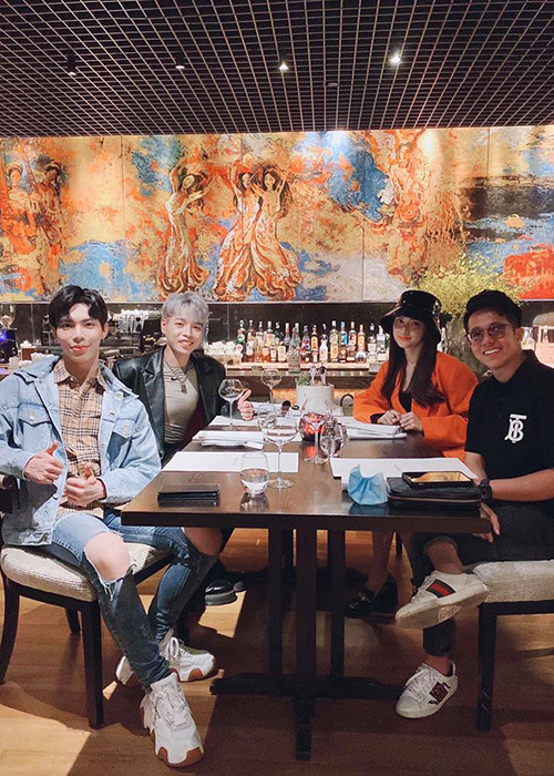 Erik và Đức Phúc vừa gặp gỡ Hương Giang Idol - Matt Liu để mừng ngày chung đôi của cặp đôi này.