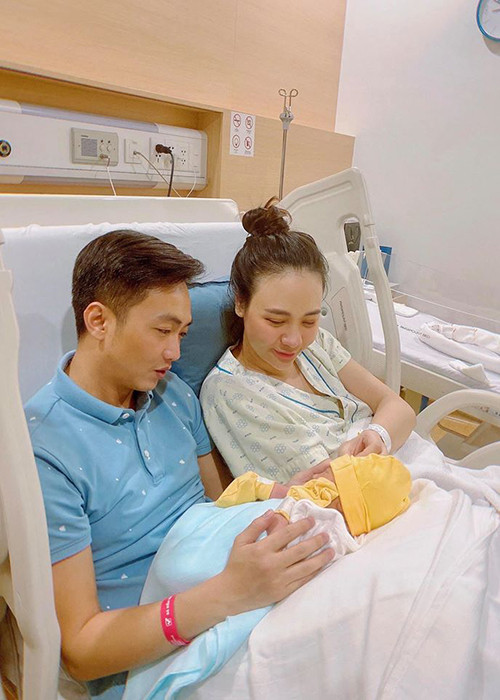  Đàm Thu Trang vừa lộ diện sau vài ngày sinh con gái. Cô khoe hình ảnh bên thiên thần nhỏ cùng ông xã Cường Đô la. Có thể thấy, sức khỏe của Đàm Thu Trang dần ổn định.