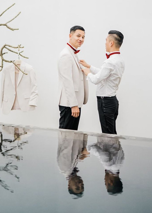 Bạn bè vui mừng thay cho Adrian Anh Tuấn và Sơn Đoàn có cuộc sống êm ấm sau đám cưới.