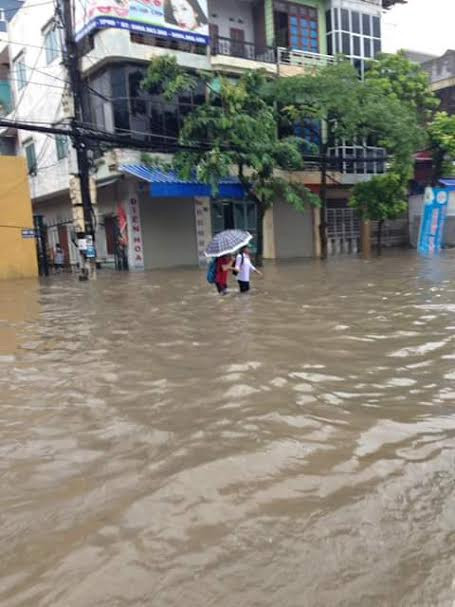 Tại TP Thái Bình, khu vực bến xe đang bị ngập sâu.
