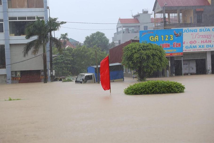 Đang bị mắt kẹt tại TP Vĩnh Yên, ông Trần Ngọc Kha (Hà Nội) cho biết, đoạn qua khu công nghiệp Khai Quang và siêu thị Big C đang bị ngập rất sâu từ 50-60cm, cá biệt có chỗ 80-90cm.