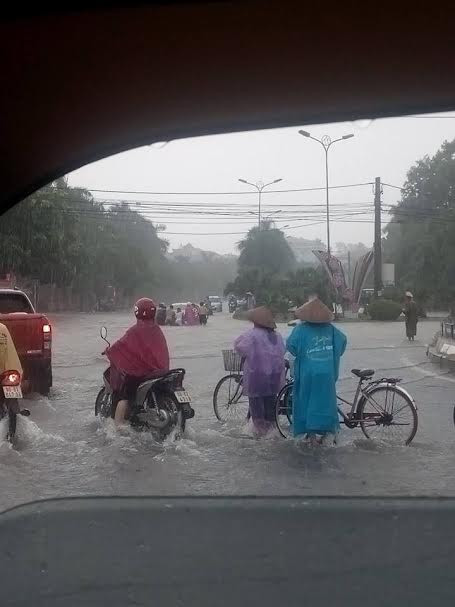 Trong khi đó, tại TP Hải Dương, từ khoảng 10h sáng nay, khắp các tuyến phố đã mênh mông nước, xe 4 chỗ không thể di chuyển ở các tuyến Ngô Quyền, Chu Văn An...