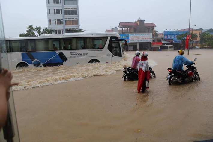 Mưa như trút khiến nhiều tuyến đường tại Vĩnh Yên (Vĩnh Phúc), Hải Dương... bị ngập sâu.