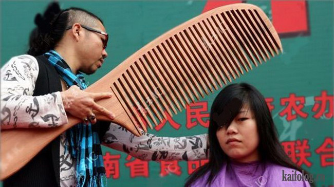 Lược này có vẻ không phù hợp với tóc của cô em.