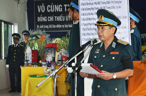 Sáng nay (28/8), tại Nhà tang lễ BV Đa khoa Phú Yên, Trường Sĩ quan không quân thuộc Quân chủng Phòng không-Không quân tổ chức tang lễ, truy điệu Thiếu úy phi công quân sự Phạm Đức Trung - người đã hy sinh anh dũng trong khi làm nhiệm vụ huấn luyện bay chiến đấu ngày 26-8 tại xã Hòa Thành, huyện Đông Hòa (Phú Yên).