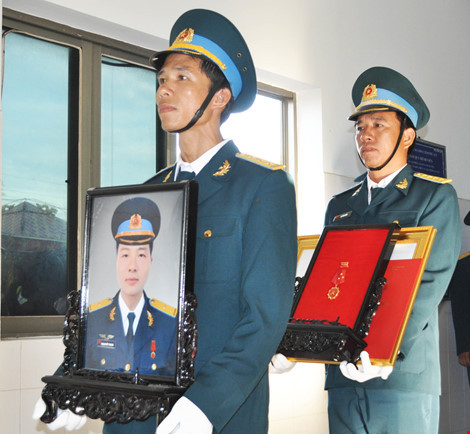 Nhiều lãnh đạo thay mặt cho Quân ủy Trung ương, Bộ Quốc phòng, các bộ, ban ngành, đoàn thể trung ương, Bộ Tư lệnh Quân chủng Phòng không Không quân, lãnh đạo chính quyền địa phương, nhiều cơ quan, đơn vị trong và ngoài quân đội, rất nhiều sĩ quan không quân, đồng đội, người thân của Thiếu úy Trung và đông đảo người dân địa phương đã có mặt để tiễn biệt chiến sĩ phi công dũng cảm trong vụ máy bay quân sự rơi ở Phú Yên về nơi an nghỉ cuối cùng. Nhiều người dù không quen biết anh vẫn không khỏi nghẹn ngào, thương tiếc.