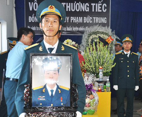 Chính ủy Trường Sĩ quan Không quân xúc động ghi nhận sự ra đi của Thiếu úy Trung đã để lại danh thơm “Bộ đội Cụ Hồ”, “Người chiến sĩ Phòng không Không quân ưu tú.