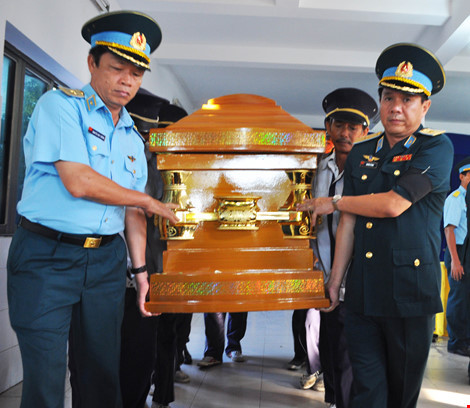 Sau lễ truy điệu, linh cữu Thiếu úy Phạm Đức Trung đã được đưa đi hỏa táng tại Nhà hỏa táng Hoàn Vũ (TP Nha Trang).