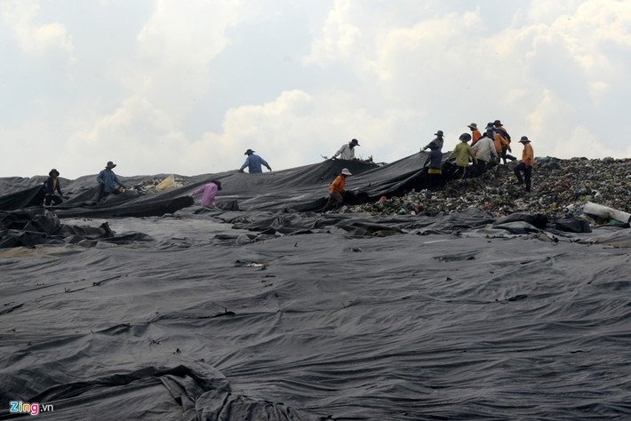 Theo Công ty TNHH Xử lý chất thải Việt Nam (Vietnam Waste Solutions - VWS), quy trình này có tác dụng giảm bớt tối đa mùi hôi, ngăn nước rỉ rác thẩm thấu vào tầng nước mặt, diệt côn trùng và phòng ngừa hỏa hoạn xảy ra trong bãi chôn lấp.
