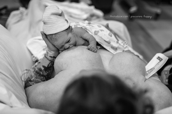 Cùng với sự cổ vũ và kiên trì chờ đợi của người mẹ cùng đội ngũ nhân viên bệnh viện, cuối cùng bé cũng thành công trong hành trình tìm kiếm thức ăn của mình.