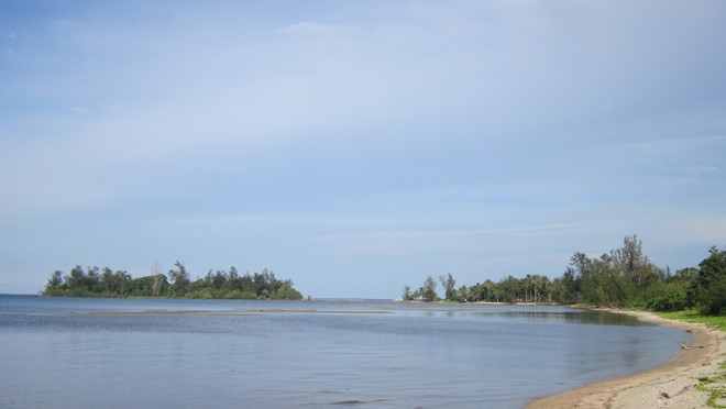 Bãi tắm với nước biển trong vắt trải dài, nhìn phía xa xa là Hòn Một.