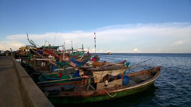 Tàu thuyền neo đậu ở cảng Hàm Ninh.