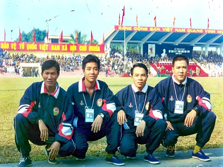 Sau khi tốt nghiệp phổ thông, doanh nhân Thắng Ngô (ngoài cùng bên phải) xung phong nhập ngũ, được biên chế về Tiểu đoàn kiểm soát quân sự 31, Bộ Tư lệnh TP Hồ Chí Minh. Anh giỏi bắn súng, văn nghệ, tuần tra kiểm soát. Thắng Ngô được đặt biệt danh là “Thắng Ram Bô”. Ảnh: Quân đội nhân dân