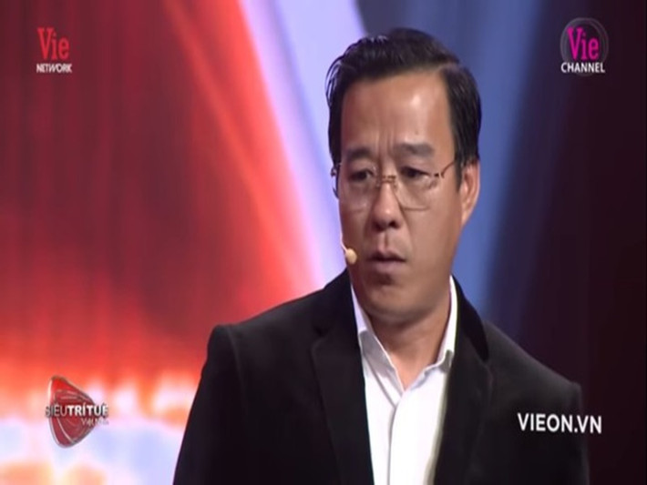 Năm 2019, Thắng Ngô được khán giả chú ý khi tham gia chương trình Siêu trí tuệ Việt Nam. Với kinh nghiệm tiếp xúc với hơn 100.000 con cá Koi Nhật Bản, anh tham gia thử thách bịt mắt phân biệt cá Koi. Ảnh: Tiền Phong