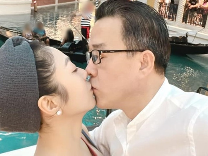 Cả hai trao cho nhau những nụ hôn đắm đuối khi đi du lịch. Ảnh: FBNV