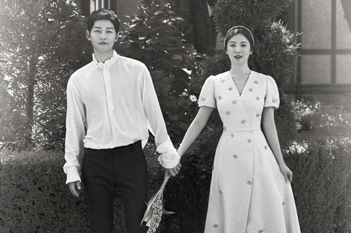 Song Joong Ki thường xuyên hộ tống Song Hye Kyo tham gia sự kiện, đi xem ca nhạc, đi du lịch cùng bạn bè. Anh thậm chí từng từ chối tham gia bom tấn "Kingdom" để dành thời gian bên vợ. Song Joong Ki tâm sự rằng dù cả hai đã kết hôn nhưng điều này không có nghĩa vợ chồng anh đã vượt qua giai đoạn hẹn hò. Ảnh: Sina