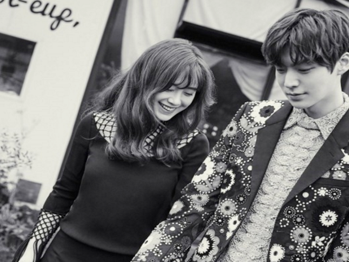 Ahn Jae Hyun- Goo Hye Sun cũng là cặp sao Hàn yêu nhau mãnh liệt. Ahn Jae Hyun từng thức trắng đêm hoàn thành món trang sức tặng vợ, không ngại nấu ăn vì vợ vụng về việc bếp núc, từng leo lên đỉnh núi cao vút giữa trời mưa gió chỉ để hét lên "Goo Hye Sun, Anh yêu em!". Ảnh: VTV