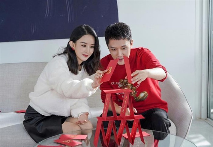 Sau khi kết hôn, Triệu Lệ Dĩnh và Phùng Thiệu Phong thoải mái bày tỏ tình cảm dành cho nhau. Phùng Thiệu Phong chia sẻ, anh luôn lo lắng vợ ăn ít, người gầy nhiều. Để bồi bổ cho Triệu Lệ Dĩnh, Phùng Thiệu Phong thường mua thức ăn về cho vợ. Ảnh: Lao động