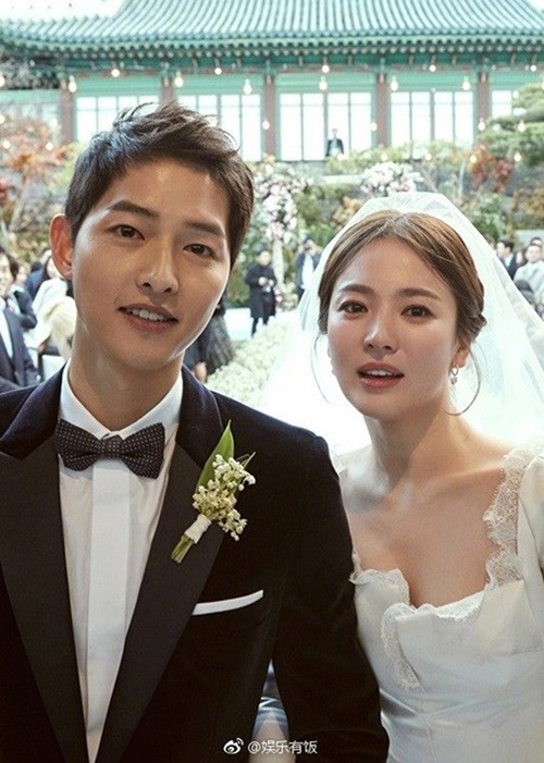 Tháng 10/2017, cặp sao châu Á Song Hye Kyo - Song Joong Ki tổ chức hôn lễ hoành tráng sau thời gian ngắn hẹn hò. Khi kết hôn rồi, tài tử “Hậu duệ mặt trời” vẫn thể hiện tình yêu say đắm dành cho nửa kia. Ảnh: Sina