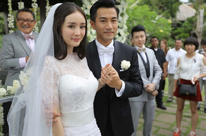 Dương Mịch - Lưu Khải Uy đóng chung phim "Như ý" năm 2011. Đến năm 2012, đôi trai tài gái sắc của showbiz Hoa ngữ công khai hẹn hò. Tháng 1/2014, Dương Mịch lên xe hoa. Thời điểm này, nữ diễn viên đã mang bầu. Đám cưới của cặp sao diễn ra vô cùng hoành tráng và tốn kém. Ảnh: VTV