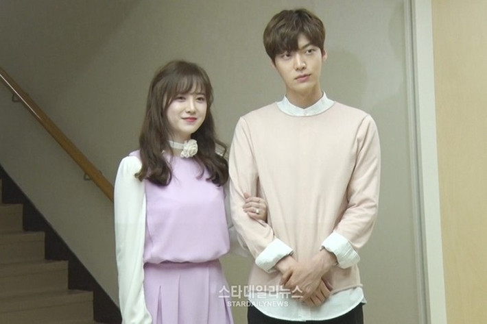 Ahn Jae Hyun lấy lòng bố mẹ vợ rất khéo. Anh tặng bố vợ rượu, mẹ vợ túi chườm nóng để bà không bị lạnh. Ảnh: Người lao động