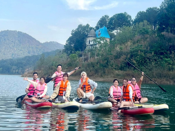 Nam MC cùng hội bạn thân đi chèo thuyền.