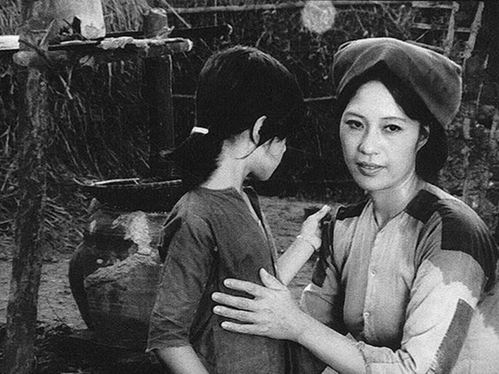 Sau “Nổi gió”, nữ nghệ sĩ tham gia hàng loạt phim như: "Rừng xà nu", "Hai người mẹ", "Xa và gần", "Làng nổi", "Cơn lốc đen", "Vĩ tuyến 17 ngày và đêm", "Sao tháng Tám", "Đứa con nuôi". Năm 1985, bà đoạt giải Bông sen vàng cho nữ diễn viên chính xuất sắc tại Liên hoan phim Việt Nam nhờ vai diễn trong “Xa và gần”. Ảnh: Lao động