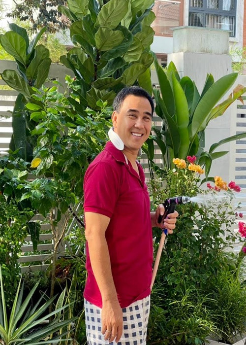 Cũng đóng "Đồng tiền xương máu", Quyền Linh sở hữu khối tài sản “không phải dạng vừa”. Hiện tại, anh sống trong biệt thự 21 tỷ cùng vợ con.