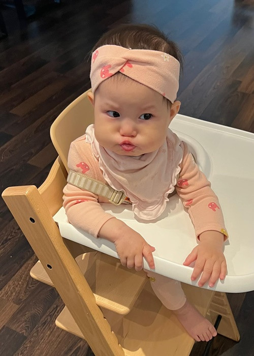 Cư dân mạng dành nhiều lời khen ngợi cho bé Pamela: "Pamela quá cưng duyên khủng khiếp", "má nặng trĩu đáng yêu quá", "càng lớn càng xinh giống mẹ", "hãy ngưng đáng yêu đi".