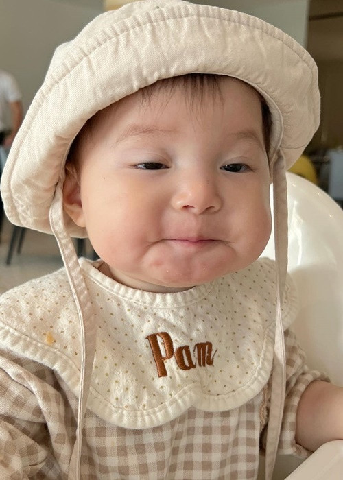 Bé Pamela có biệt danh "em bé mặt vuông".