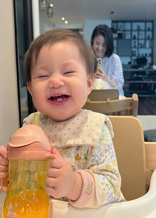 Nụ cười đốn tim nhiều cư dân mạng của con gái Salim - Hải Long.