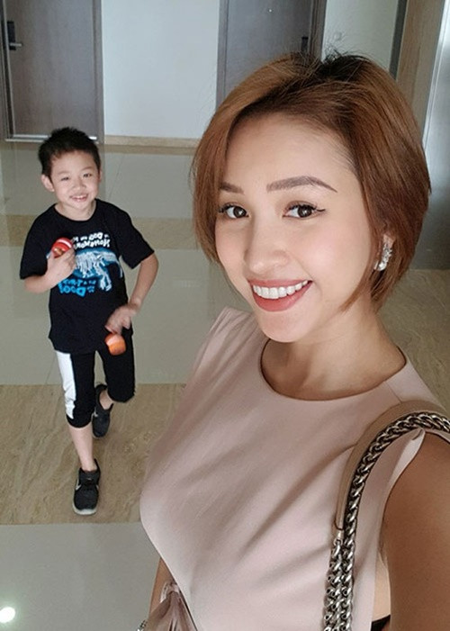Vì bố mẹ ly hôn, con trai Vân Hugo bị ảnh hưởng tâm lý, buồn nhiều và không chịu học. Nữ MC đưa con đi khắp nơi gặp các bác sĩ tâm ký, các chuyên gia giáo dục. May mắn, con trai Vân Hugo cũng vượt qua được giai đoạn khủng hoảng tâm lý. Ảnh: FBNV