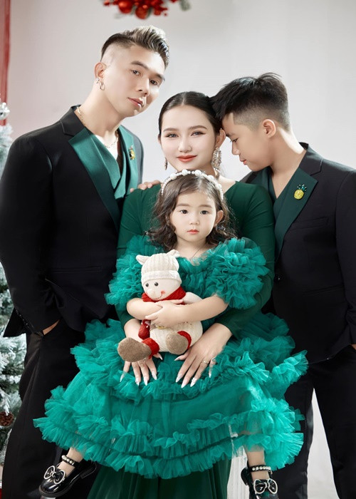 Dù đã có con chung với Khánh Đơn, Huỳnh Như vẫn luôn yêu thương, quan tâm con trai riêng của chồng.