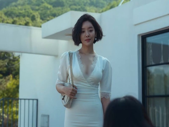 Cha Joo Young diện váy bó sát hở ngực sâu trong phần 1. Ảnh: Tiền Phong